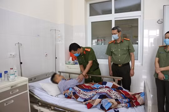 Thượng tá Bùi Quang Bình, Phó Giám đốc Công an tỉnh hỏi thăm, động viên trung úy Trần Quang tại bệnh viện