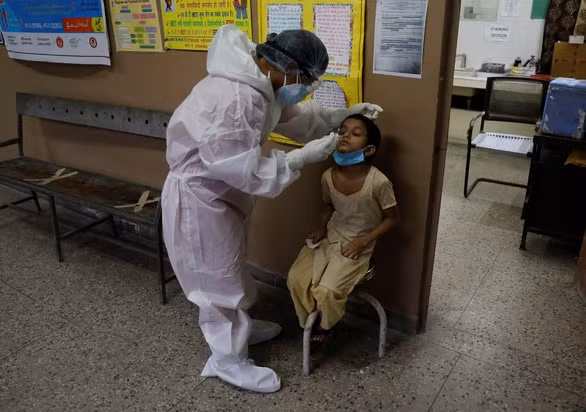 Một nhân viên y tế đang lấy mẫu xét nghiệm COVID-19 tại trung tâm y tế địa phương ở New Delhi, Ấn Độ ngày 7/8/2020 Ảnh: Reuters.