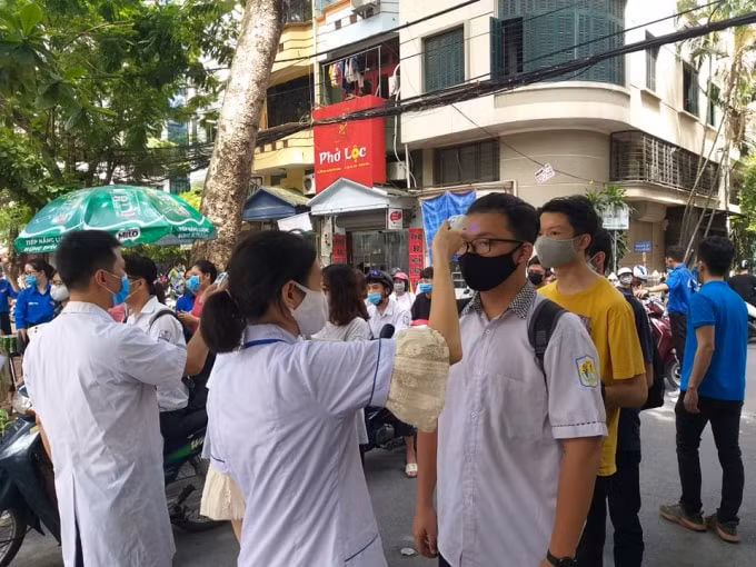 Công tác đảm bảo an toàn cho thí sinh cũng được đặt lên hàng đầu tại các địa điểm thi (ảnh Minh Triết).