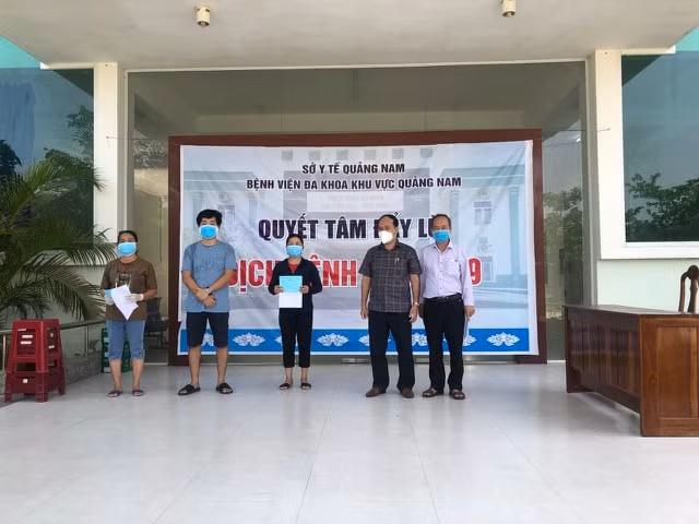 Các bác sĩ trao chứng nhận khỏi bệnh cho 2 bệnh nhân Covid-19 tại Bệnh viện Đa khoa khu vực Quảng Nam, sáng 1/9.