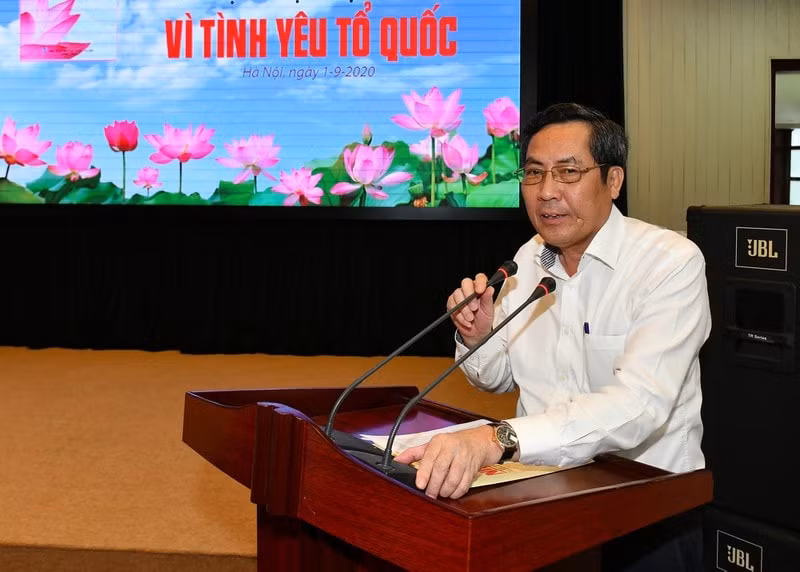 Tổng biên tập Báo Nhân dân Thuận Hữu phát biểu tại lễ ra mắt sách.