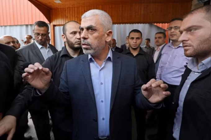 Thủ hiến Hamas của Gaza Yehya Al-Sinwar nói chuyện với truyền thông trước khi gặp Chủ tịch Ủy ban Bầu cử Trung ương Palestine Hana Naser, tại Thành phố Gaza ngày 28 tháng 10 năm 2019 - Ảnh: REUTERS / Mohammed Salem