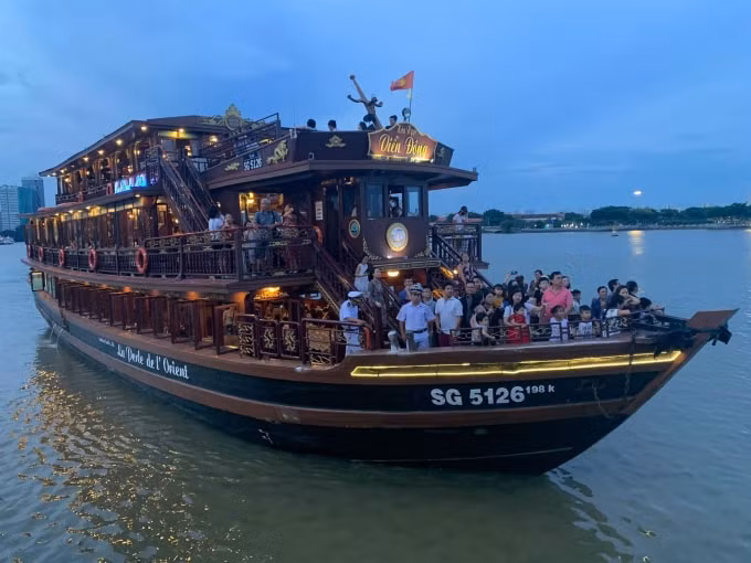 Ông Lâm cho biết, mỗi tháng công ty ông dù có doanh thu hay không vẫn phải đóng đến 160 triệu đồng tiền bến bãi neo đậu tàu thuyền.