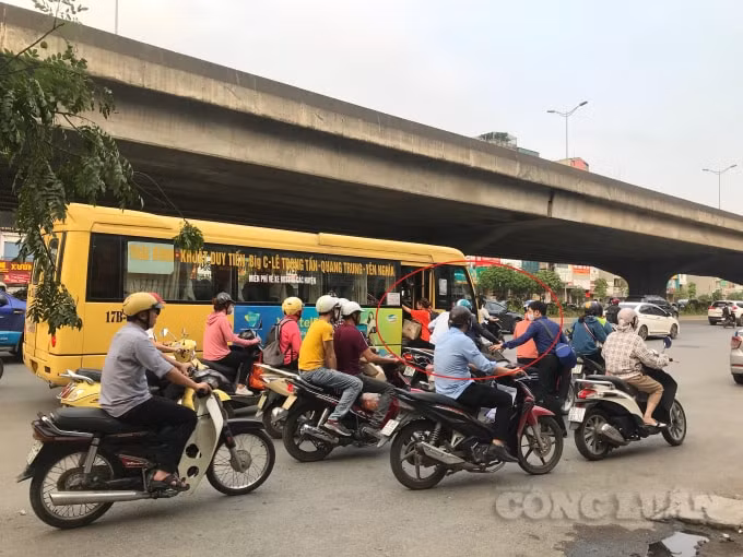 Thực trạng xe dù,bến cóc tại đường Nguyễn Xiển