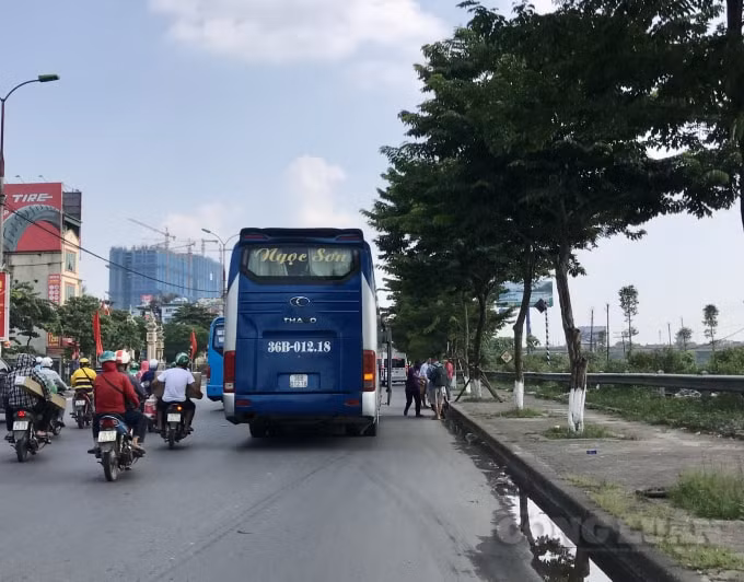 Xe khách vô tư dừng đỗ đón trả khách trên đường Giải Phóng