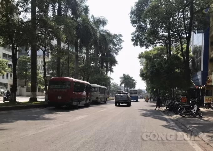 Nhiều xe khách ngay sau khi ra khỏi cổng bến xe Giáp Bát, chạy đủng đỉnh, rồi ngang nhiên dừng, đỗ để bắt khách tại khu vực tuyến đường Kim Đồng