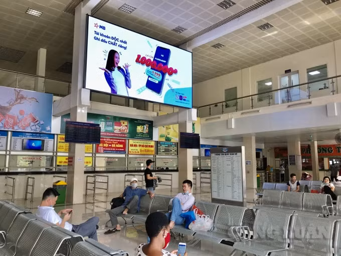Khu vực sảnh chính và các quầy bán vé tại bến xe Giáp Bát thưa thớt hành khách