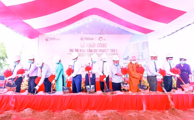 Đại diện Chủ đầu tư và các đại biểu thực hiện nghi lễ khởi công dự án Khu dân cư Phước Thọ 1.
