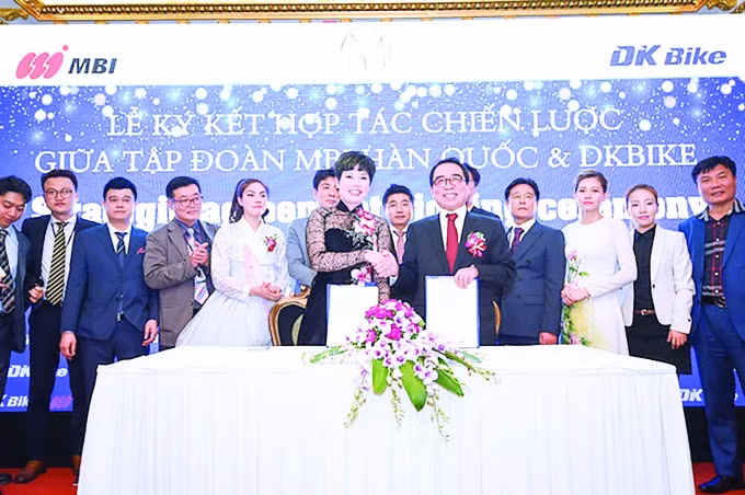 Lễ ký kết hớp tác chiến lực giữa tập đoàn MBI - Hàn Quốc và Công ty xe điện Việt Nhật DK Bike.