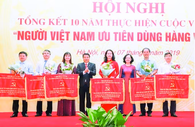 Đảng bộ Agribank là đơn vị duy nhất trong ngành Ngân hàng nhận Cờ thi đua của Đảng ủy Khối Doanh nghiệp Trung ương về thành tích 10 năm thực hiện Cuộc vận động “Người Việt Nam ưu tiên dùng hàng Việt Nam”.