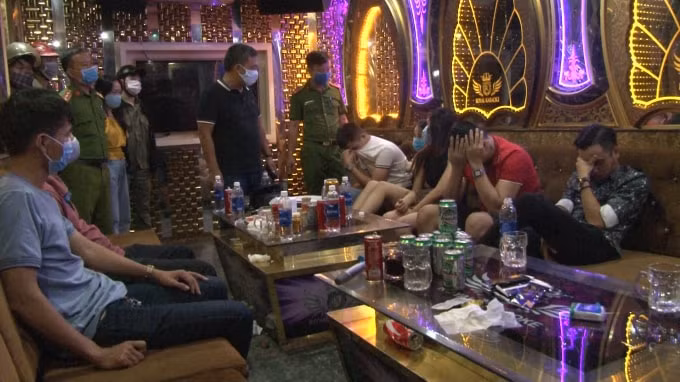 Các đối tượng sử dụng ma túy tại quán Karaoke giữa mùa dịch Covid-19.