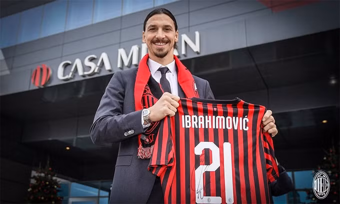 Ibrahimovic mang áo số 21 khi trở lại AC Milan cuối năm ngoái. Ảnh: internet.