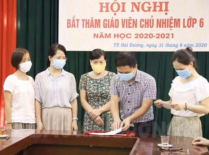 Hình ảnh giáo viên Trường THCS Lê Quý Đôn thực hiện bốc thăm chủ nhiệm lớp 6. Ảnh: internet.