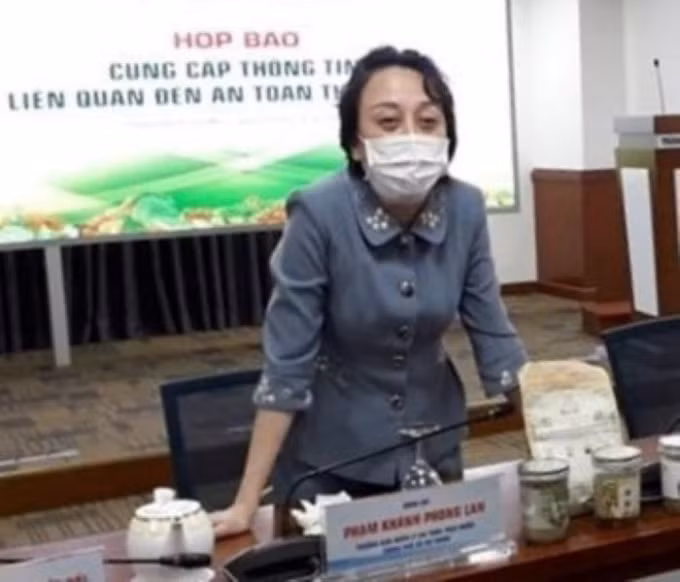 PGS-TS. Phạm Khánh Phong Lan, Trưởng ban Quản lý ATTP TP.HCM chủ trì buổi họp báo cung cấp thông tin liên quan đến vụ pate Minh Chay