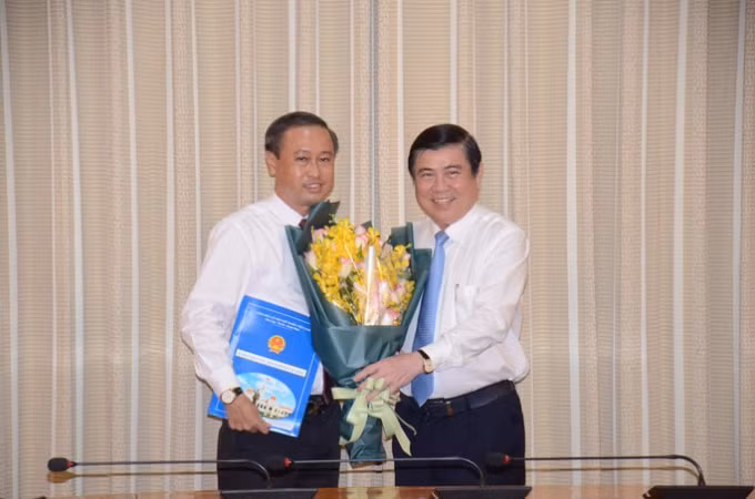 Chủ tịch UBND TP.HCM Nguyễn Thành Phong&nbsp;trao quyết định, tặng hoa chúc mừng ông Huỳnh Thanh Nhân&nbsp;giữ chức Giám đốc Sở Nội vụ TP.HCM.