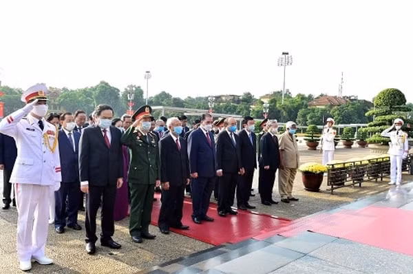 Lãnh đạo Đảng, Nhà nước vào Lăng viếng Chủ tịch Hồ Chí Minh. Ảnh: VGP
