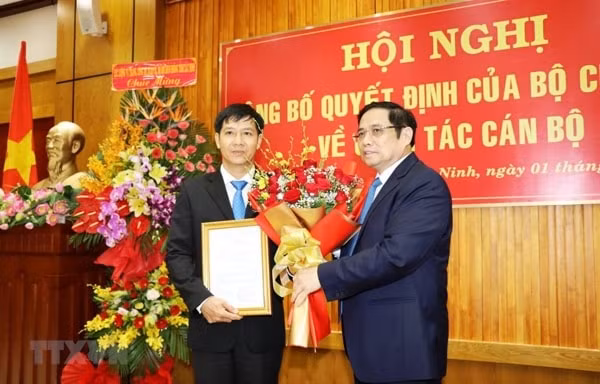 Ông Phạm Minh Chính trao Quyết định của Bộ Chính trị chuẩn y chức vụ Bí thư Tỉnh ủy Tây Ninh nhiệm kỳ 2015-2020 cho ông Nguyễn Thành Tâm. Ảnh: TTXVN