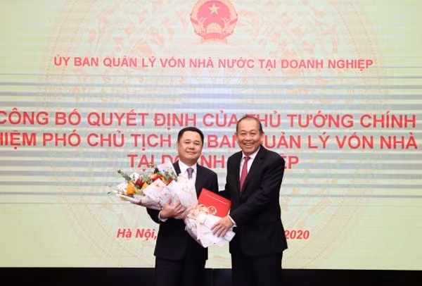 Phó Thủ tướng Thường trực Chính phủ Trương Hoà Bình trao quyết định và tặng hoa ông Nguyễn Ngọc Cảnh
