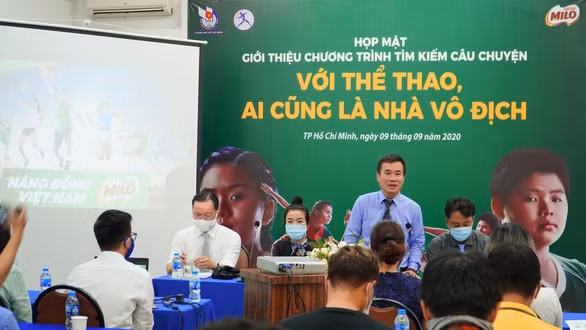 Phó chủ tịch thường trực Hội Nhà báo TP.HCM Dương Vũ Thông phát biểu tại buổi họp báo - Ảnh: Viên Lê