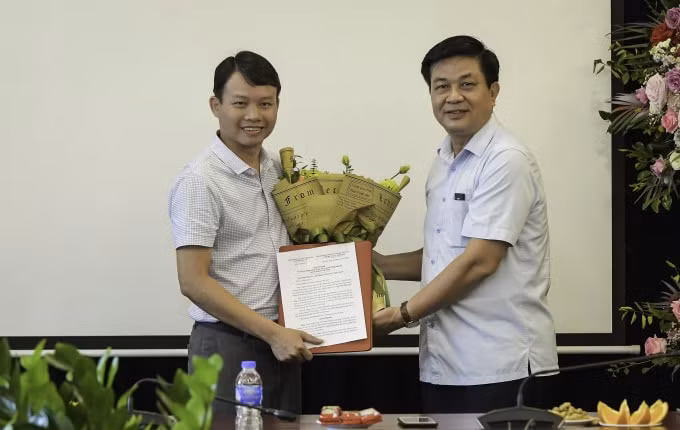 Tiến sĩ, Luật sư Đỗ Ngọc Thịnh, Chủ tịch Liên đoàn Luật sư Việt Nam trao Quyết định bổ nhiệm Phó Tổng Biên tập Tạp chí Luật sư Việt Nam cho Nhà báo Trần Mạnh Quyết.