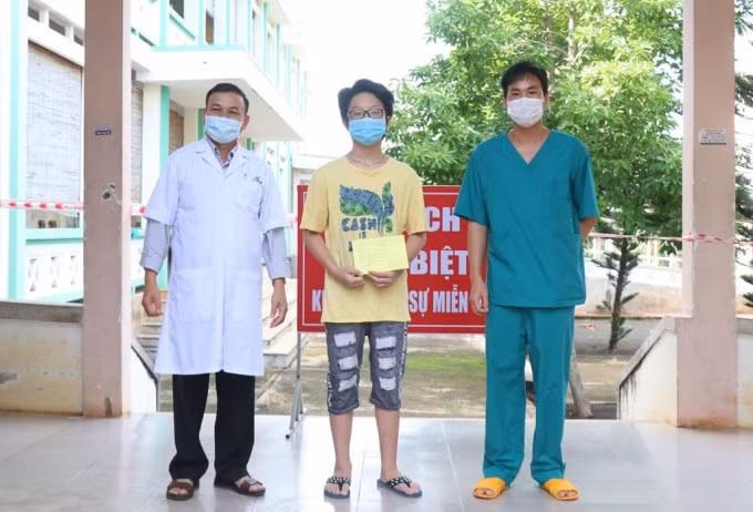 Bác sĩ Bệnh viện Lao và bệnh phổi tỉnh Đắk Lắk trao Giấy chứng nhận khỏi bệnh cho bệnh nhân số 602