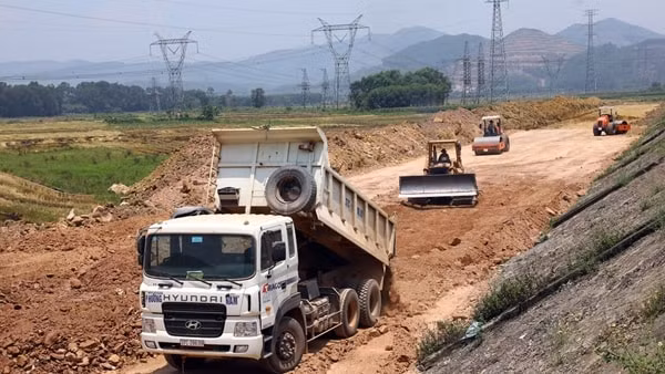 Hiện vẫn còn khoảng 60 km (chiếm 10% khối lượng) trên tuyến cao tốc Bắc - Nam phía Đông vẫn chưa được giải phóng mặt bằng