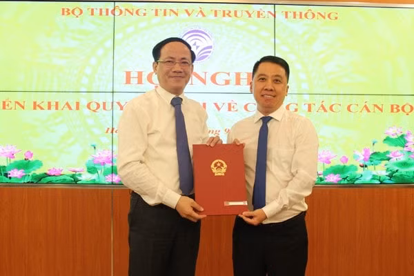 Ông Lã Hoàng Trung (phải) nhận quyết định giữ chức Giám đốc Sở TT&TT Hậu Giang. (Ảnh: Bộ TT&TT)