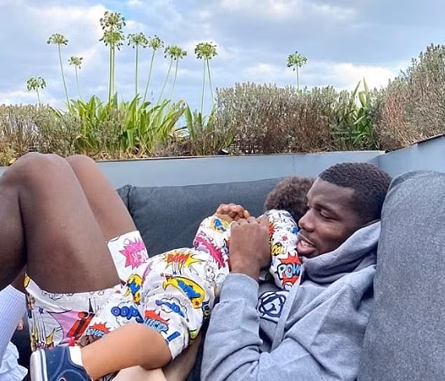 Tiền vệ 27 tuổi Pogba dành thời gian lớn cho con. Ảnh: internet.