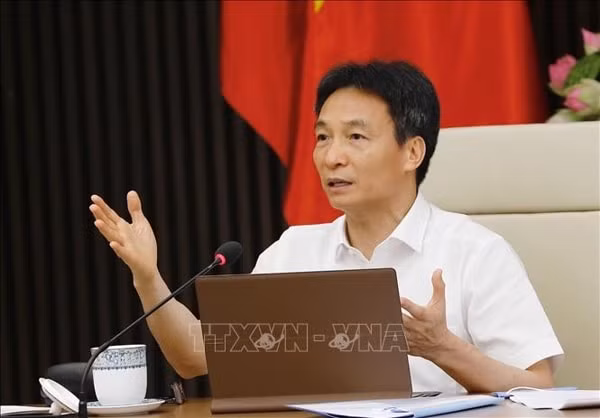 Phó Thủ tướng Vũ Đức Đam, Trưởng Ban Chỉ đạo Quốc gia phòng, chống dịch bệnh COVID-19 chủ trì cuộc họp. Ảnh: TTXVN