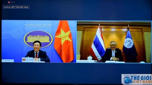 Phó Thủ tướng, Bộ trưởng Ngoại giao Phạm Bình Minh hội đàm trực tuyến với Phó Thủ tướng, Bộ trưởng Ngoại giao Thái Lan Don Pramudwinai. Ảnh: TG&VN