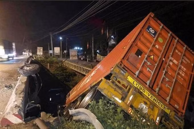 Tại hiện trường, chỉ còn thùng xe treo lơ lửng trên thành cầu. Ảnh: TL.