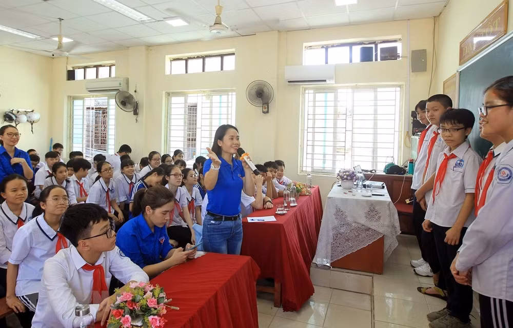 Đoàn thành niên Thông tấn xã Việt Nam hướng dẫn chơi trò chơi tìm hiểu và nhận biết một số loại hình về Fake news tại Hải Phòng. (Ảnh: An Đăng/TTXVN)
