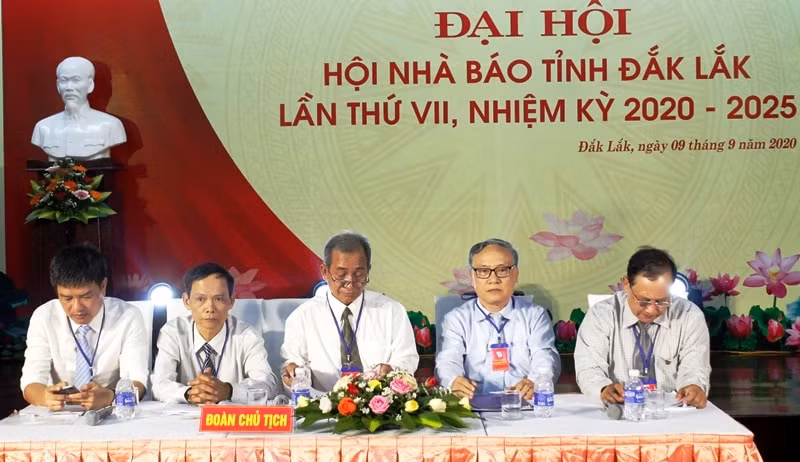 Đoàn Chủ tịch điều hành đại hội.