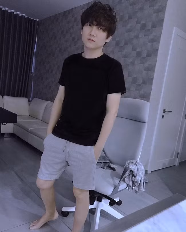 Mr.Siro từng khiến dân tình trầm trồ khi đã giảm 17kg, nam nhạc sĩ rất cân đối và còn điển trai.