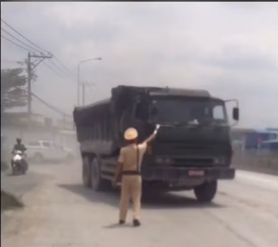 Hình ảnh CSGT ra hiệu lệnh xe ben dừng lại để kiểm tra. Ảnh: doisongvaphapluat.