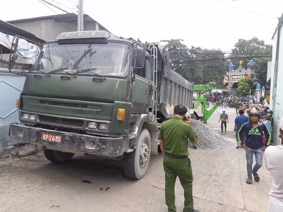 Tài xế lái xe ben bỏ chạy bất ngờ rẽ vào hẻm rồi đổ hết số đá trên thùng xe xuống đường. Ảnh: doisongvaphapluat.