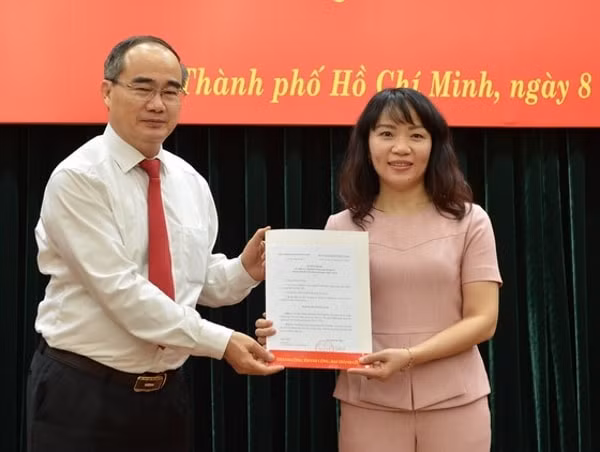 Bí thư Thành ủy Nguyễn Thiện Nhân trao quyết định cho bà Phạm Thị Hồng Hà