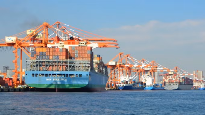 Tàu container tại cảng Oi của Tokyo. Nhật Bản muốn kết hợp hợp tác chuỗi cung ứng của mình với ASEAN và sáng kiến ​​mới với Ấn Độ và Australia - Ảnh: Reuters