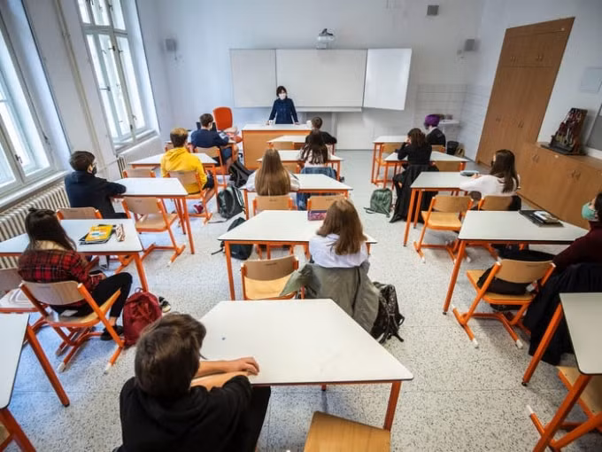 Học sinh được bố trí ngồi so le tại một trường học ở Prague. Ảnh: BI