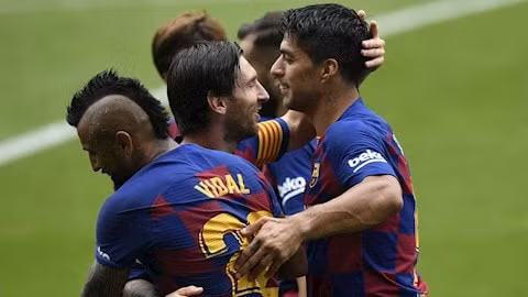 Cầu thủ Luis Suarez bất ngờ khuyên Messi ở lại Barca. Ảnh: internet.