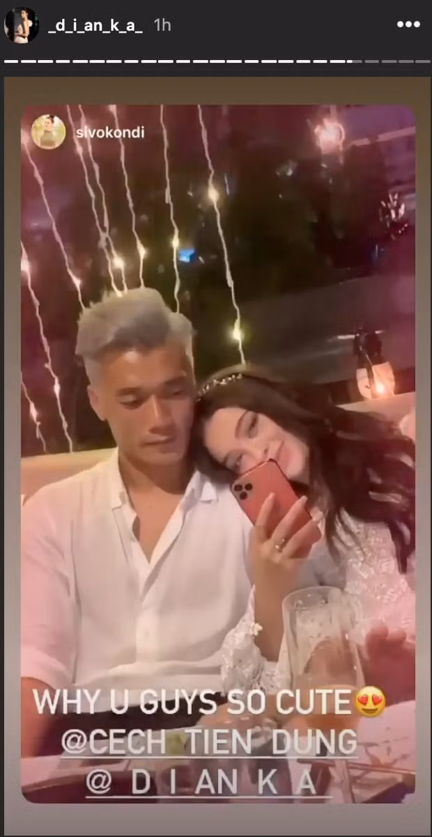 Chàng thủ môn sinh năm 1997 tình tứ với bạn gái trong tiệc sinh nhật. Ảnh: internet.