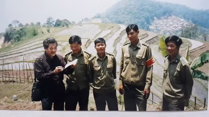Tác giả gặp các chiến Đồn Biên phòng Ka Lăng, huyện Mường Tè, Lai Châu (Ảnh Trần Thắng).