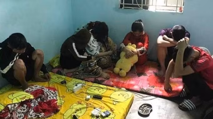 Nhóm nam nữ 