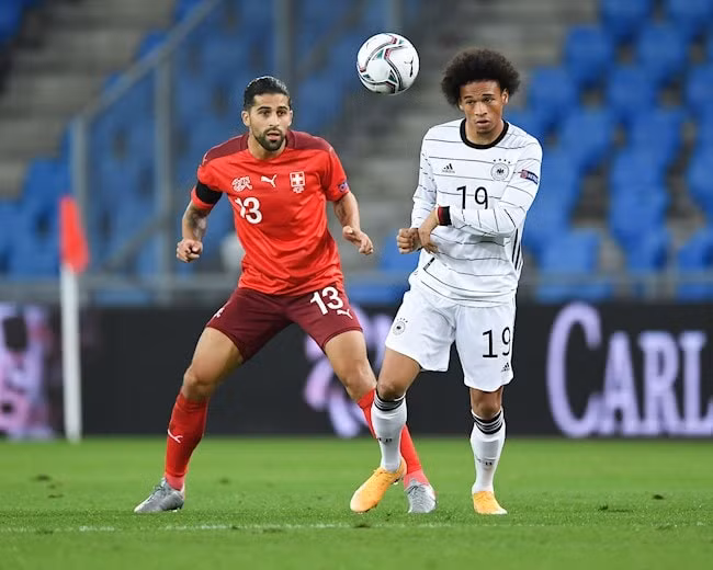 Cầu thủ Leroy Sane chơi không tốt trong hiệp 1 và bị thay ra ngay sau giờ nghỉ giải lao. Ảnh: internet.