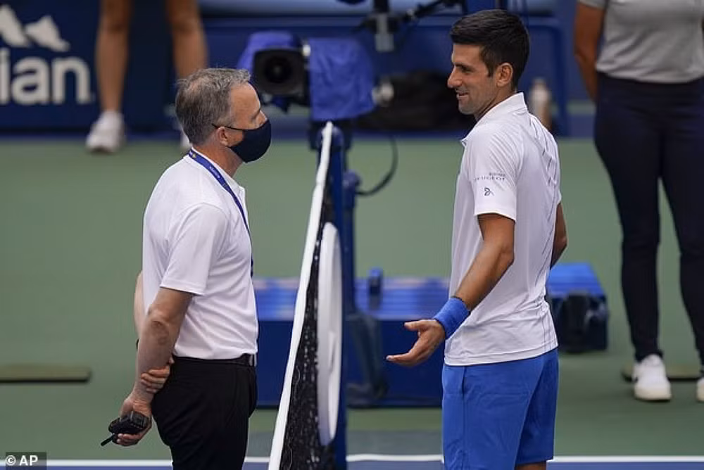 Tay vợt Djokovic đã mất khoảng 15 phút trao đổi với trọng tài chính và tổng trọng tài nhưng cuối cùng vẫn phải chấp nhận bị loại. Ảnh: internet.