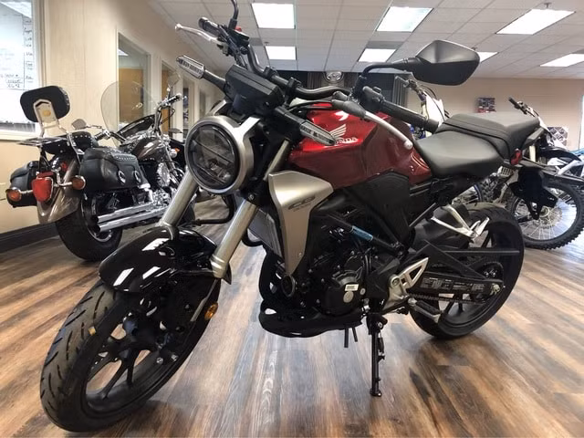 Dòng xe Honda CB300R được bán tại đại lý với giá 100 triệu đồng. Ảnh: internet.