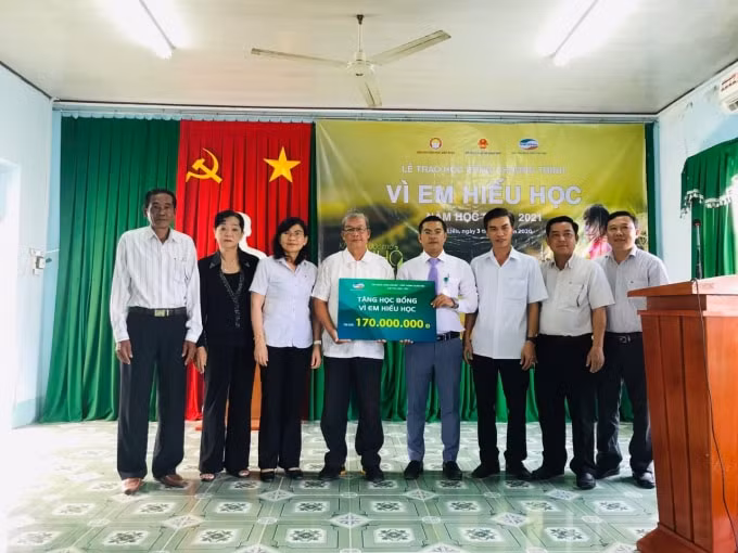 Ông Phạm Văn Khanh, Đại diện Viettel Bạc Liêu trao 170 suất học bổng Vì em hiếu học cho ông Nguyễn Kiên Nhẫn- Chủ tịch Hội khuyến học tỉnh Bạc Liêu (ảnh TL).
