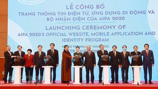 Chủ tịch Quốc hội Nguyễn Thị Kim Ngân và các đại biểu ấn nút công bố trang thông tin điện tử, ứng dụng di động và bộ nhận diện của AIPA 2020, ngày 13/8/2020