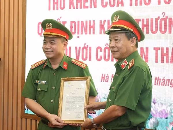 Thượng tướng Lê Quý Vương, Thứ trưởng Công an trao thư khen cho đại diện lãnh đạo Công an TP Hà Nội