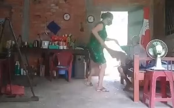 Người phụ nữ có hành vi bạo hành bà cụ